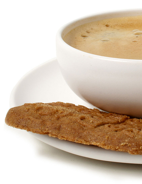 Illustrationsfoto: Kaffeetasse mit Keks
